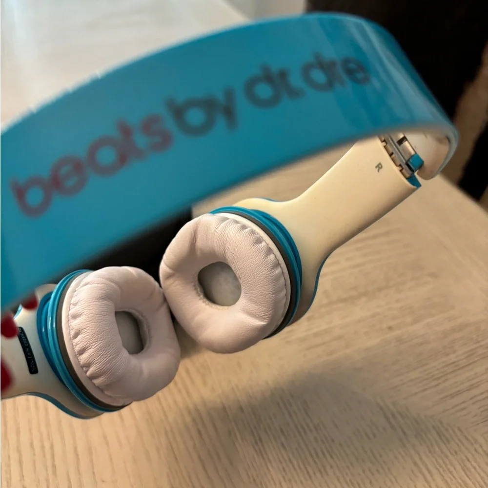 Beats by Dr. Dre Turquoise headset and case. - Picture 7 of 7